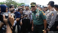 Tiba di lokasi, Jenderal Gatot Nurmantyo langsung diburu awak media.
