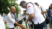 Ahmad Dhani lebih dulu melaksanakan salat Jumat bersama para pendemo lainnya.