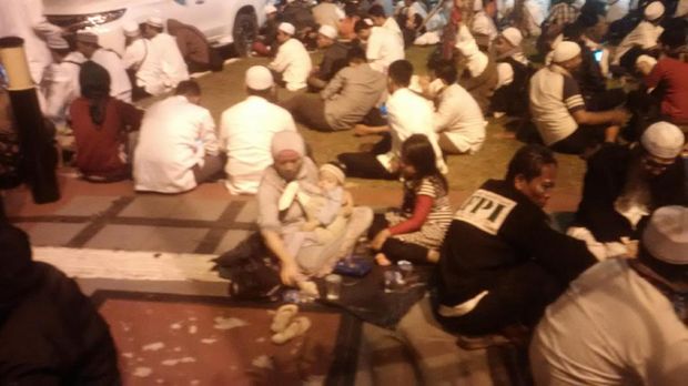 Ibu Ini Demo Ajak Anaknya yang Berumur 2 dan 6 Tahun