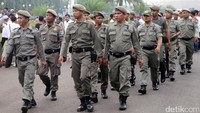 Satpol PP mengikuti apel pengamanan demo.