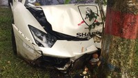 Mobil Lamborghini milik Raffi Ahmad tampak ringsek usai menabrak sebuah pohon di Malang pada Jumat (4/11/2016). (Dok. Mira-Manajer Raffi Ahmad)