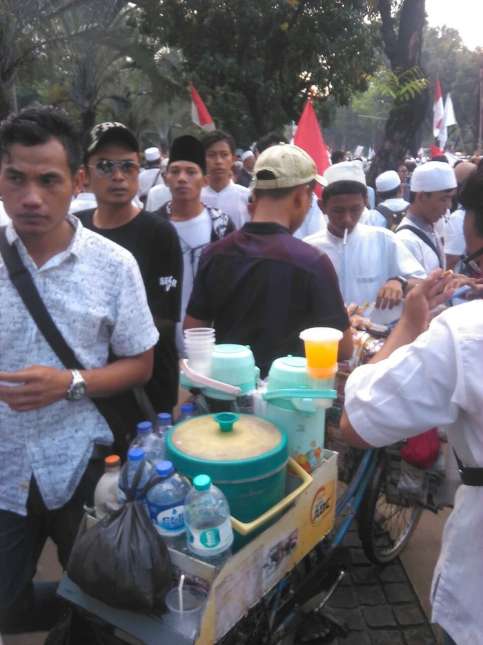 Demo 4 November, Pedagang Kopi Keliling Laris Manis