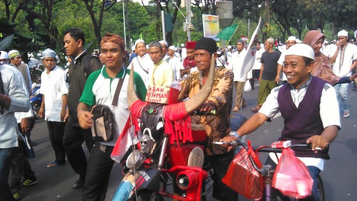 Kakek Bersepeda Banteng Jadi Perhatian Massa Pendemo di Depan Balai Kota