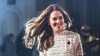Ia terlihat memesona dengan dress putih rancangan Self-Potrait seharga lima jutaan. Richard Pohle - WPA Pool/Getty Images/detikFoto.