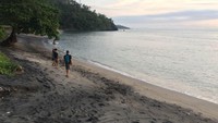 Foto: Traveler banyak yang datang jelang sore untuk sekadar jalan-jalan menikmati pantai. Tak sedikit pula yang berfoto di pantai yang belum terlalu padat turis (Ahmad Masaul Khoiri/detikTravel)