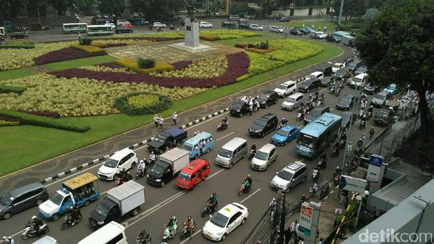 Melintas di Tugu Tani, Massa Terus Bergerak Menuju Istiqlal 