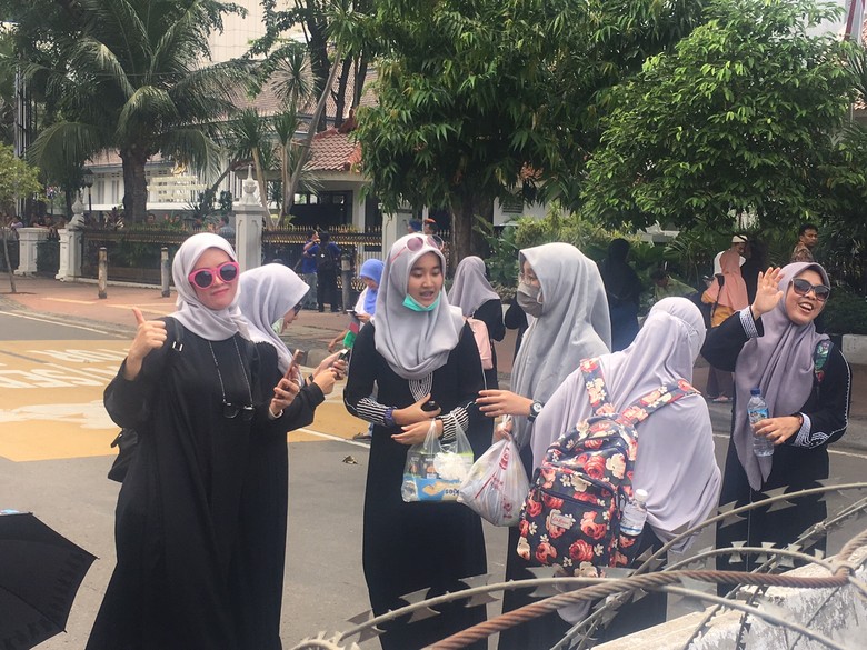 Di Tengah Massa Demo, Para Wanita Berhijab Ini Selfie di Depan Polisi Di Tengah Massa Demo, Para Wanita Berhijab Ini Selfie di Depan Polisi
