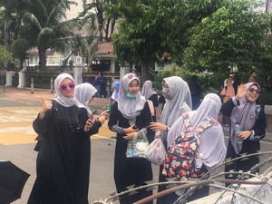 Di Tengah Massa Demo, Para Wanita Berhijab Ini Selfie di Depan Polisi