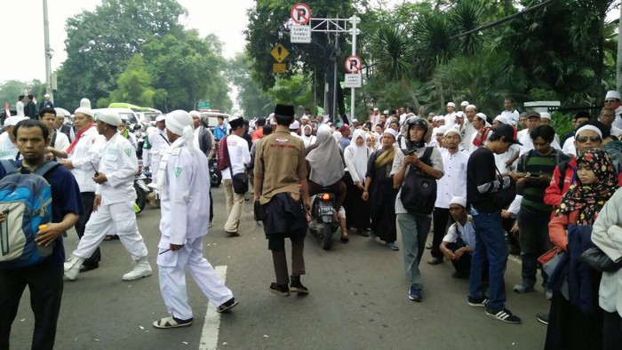 Pria Berseragam Pramuka Ini Ikut Atur Lalin di Istiqlal