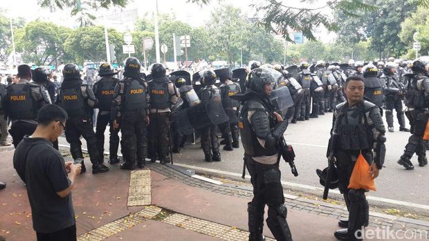 Pendemo Muncul di Belakang Istana Negara, Paspampres dan Polisi Siaga Penuh