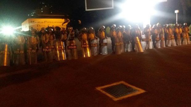 Massa Pendemo Mulai Datang, Takbir Berkumandang di Depan Gedung DPR/MPR