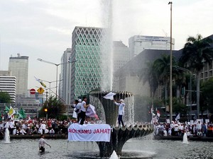 Spanduk Demo 4 November: Ahok Kamu Jahat