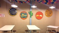 Taco Cantina adalah kafe Meksiko di kawasan Tebet Barat Dalam Raya. Kafe mungil ini interiornya meriah dengan aneka pernak pernik khas Meksiko.