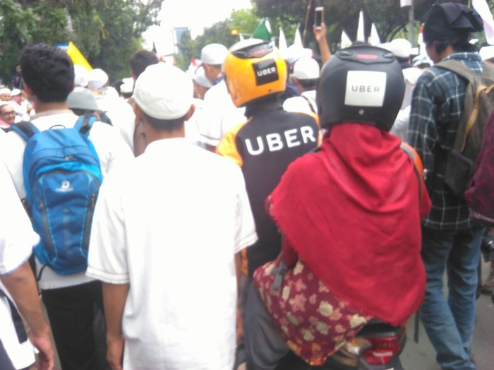 Perjuangan Ojek Online, Tembus Kerumunan Massa Demo 4 November