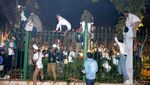 Dua Truk Brimob Dibakar Massa di Depan Istana