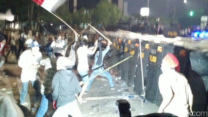 Polisi Terus Tembakkan Gas Air Mata, Massa Demo Semakin Dekat ke Istana