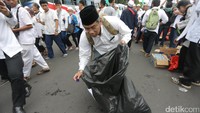 Salah satu peserta bahkan memungut sampah dari jalan.