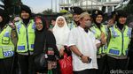 Senyum Sumringah Polwan Teduhkan Suasana Demo