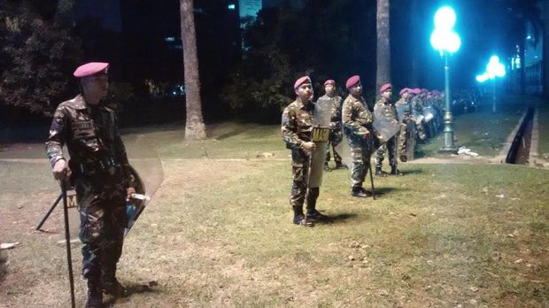 Massa Demonstran Pindah Berorasi di Depan DPR