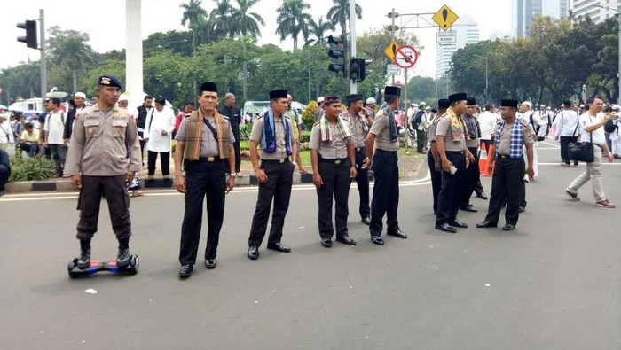 Ragam Gaya Polisi Amankan Demo: Pakai Segway dan Berkalung Sarung