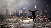 Demonstran yang bertahan melakukan perlawan.