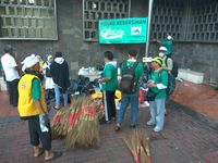 Relawan Gemas Bersih-bersih Sampah di Istiqlal