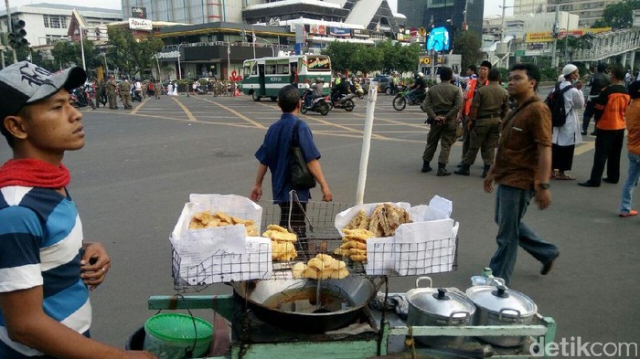 Ada Demo, Penjual Gorengan Ini Raup Omzet Rp 150.000 Dalam Dua Jam