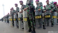 TNI melakukan apel pengamanan demo di Monas, Jakarta, Jumat (4/11/2016).