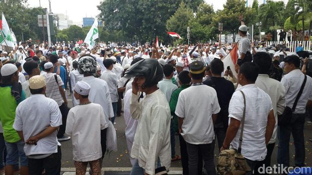 Pendemo Muncul di Belakang Istana Negara, Paspampres dan Polisi Siaga Penuh