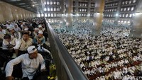 Suasana di lantai 2 Masjid Istiqlal, Jakarta Pusat, Jumat (4/11/2016) jamaah laki-laki, terlihat hening. Ribuan orang membaca Al Quran, berzikir dalam suara pelan. Ada juga yang Salat sunah dan beristirahat untuk persiapan demo usai Salat Jumat.