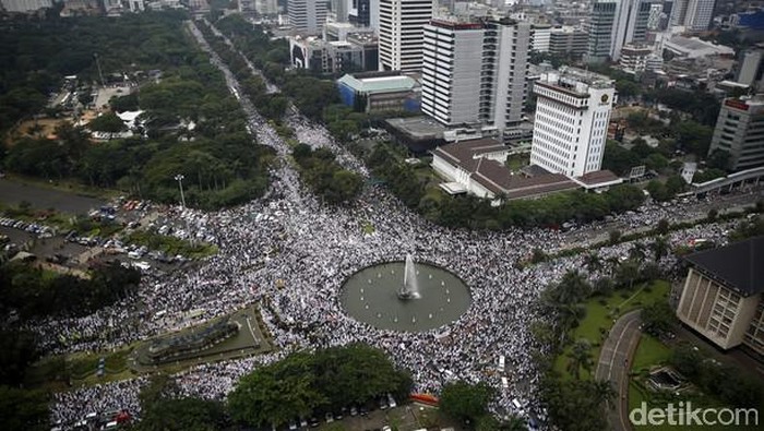 Massa Demonstran Masih Padati Istana, Situasi Masih Kondusif