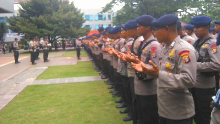 Apel di Depan Gedung DPRD DKI, Ratusan Anggota Brimob Doa Asmaul Husna