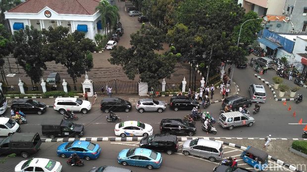 Melintas di Tugu Tani, Massa Terus Bergerak Menuju Istiqlal 