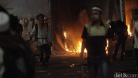 Beberapa massa terlihat membakar sejumlah atribut.