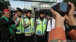 Senyum Sumringah Polwan Teduhkan Suasana Demo