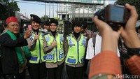 Berfoto bersama peserta demo, beberapa polwan tebar senyum manis.