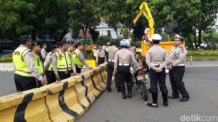 Jalan Medan Merdeka Barat ke Patung Kuda Ditutup, Bus TransJ Dialihkan