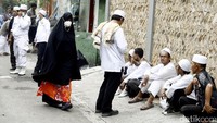 Beberapa anggota FPI duduk-duduk di markas mereka di Petamburan.
