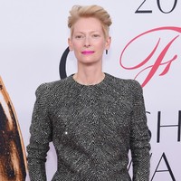 Tilda Swinton memiliki fitur khas yang membuat dirinya langsung dikenali publik. Rambut pirang platinum, kulit putih pucat, gaya androgini dan tinggi mencapai 180 cm. Foto: Jeff Spicer/Getty Images