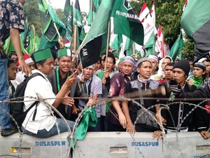 Pendemo Berbendera HMI Sempat Lempar Botol dan Bambu ke Polisi
