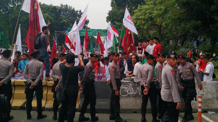 Sahut Menyahut di Depan Istana: Pendemo Berorasi, Brimob Asmaul Husna