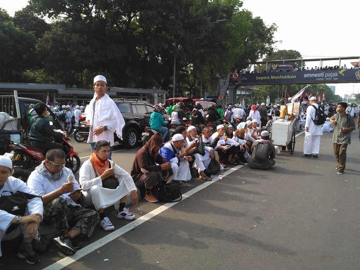 Lelah, Sebagian Pendemo dari Luar Jakarta Istirahat di Gambir