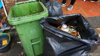 Sampah yang telah dikumpulkan lalu diletakkan di beberapa titik di sekitar masjid.
