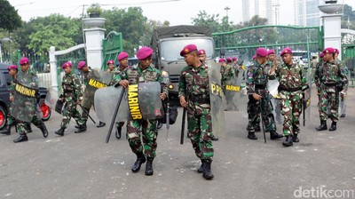 Pasca Kerusuhan, Polri dan TNI Masih Berjaga di Silang Monas