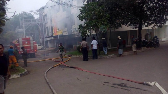 Diduga Korsleting Listrik, Ruko di Pulomas Terbakar