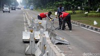 Separator atau pembatas jalan Bus Transjakarta yang cukup tinggi itu dirusak oleh pihak yang tidak bertanggung jawab sehingga pembatas jalan itu berserakan.