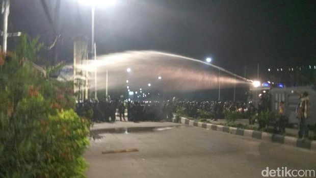  api muncul di bangunan AKS setelah polisi memukul mundur massa di Penjaringan, Jakarta Utara sekitar pukul 23.45 WIB, Jumat (4/11/2016)