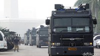 Kendaraan Water Canon pun masih terlihat berjaga-jaga.