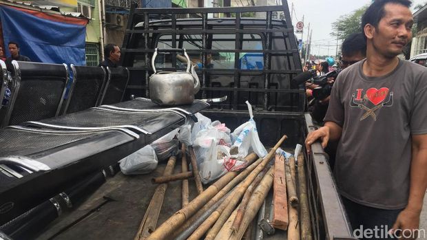 Datangi Toko Rusak di Penjaringan, Polisi Bawa Bukti Sandal Hingga Bambu