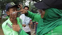 Meski begitu, mereka tetap bekerja membetulkan taman yang rusak.